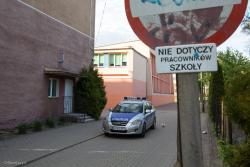 Policja pilnuje szkoły przed maturą po tym, jak w całej Polsce otrzymywała sygnały o możliwych bombach.