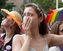 Przerażona uczestniczka pierwszego marszu równości w Białymstoku. I ta łza w kącie oka...