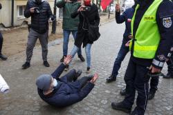 Michał Kołodziejczak, prezes AgroUNII w popisie aktorskim w Łomży. Policjant zdążył dotknąć protestującego działacza, a ten powalił się na bruk. Zdziwiony był nie tylko policjant, ale większość osób to obserwujących. Protesty to Jego żywioł.