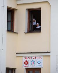 Klasztor klauzurowy Panien Benedyktynek w Łomży. Zakonnica na co dzień przebywające za murami zakonu oglądaj z okna "Procesję Bobolańską" na motocyklach.