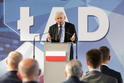 Prezes Jarosław Kaczyński na spotkaniu z działaczami PIS w Wysokiem Mazowieckiem przekonuje do "Polskiego Ładu". Przez prawie godzinę w upale i z pamięci przemawiał i motywował zgromadzonych.
