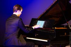 Pianista Jakub Czerski podczas koncertu XXVIII Międzynarodowego Festiwalu Muzyczne Dni Drozdowo-Łomża.