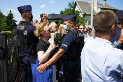 Policja ogranicza dostęp do pomnika w Jedwabnem. Dopiero po interwencji Rzecznika Praw Obywatelskich Adama Bodnara i rabina Michaela Schudricha wpuszczono wszystkich przybyłych na uroczystości