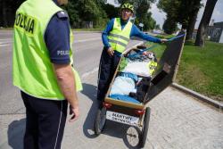 Policjant kontroluje trumnę z napisem „martwy obywatel”, którą  na trójkołowym rowerze ciągnął Tomasz Stupnowicz. Przedsiębiorca czuje się oszukany przez państwo i system sadowniczy. Teraz zbiera na skargę nadzwyczajną i Strasburg.