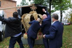 Rolnicy z gminy Jedwabne pakują wielki wieniec dożynkowy po uroczystościach w Katedrze.