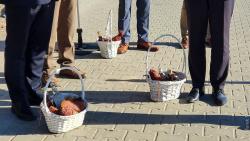 Otwarcie drogi w Jednaczewie. Mieszkańcy w podziękowaniu za inwestycję przygotowali dla najważniejszych gości koszyki z prezentami.