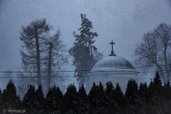 Stary cmentarz w śnieżycy
