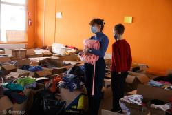 Ukraińscy uciekinierzy w punkcie pomocy w Łomży przy ulicy Bernatowicza. Na początku potrzebujący wybierali sobie z kartonów, z czasem jednak pojawiły się wieszaki.