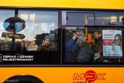 Uchodźcy, głównie kobiety i dzieci z Ukrainy, w wyniku zmian stawek za pobyt muszą opuścić Hotel Gromada. Autobus MPK przewozi ich w inne miejsce.