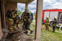 Ćwiczenia strażaków ochotników z terenu gminy Nowogród w Mątwicy. Druhowie wynoszą rannego kolegę, na szczęście to element scenariusza.