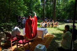 Ksiądz Szczepan Dobecki, proboszcz parafii w Piątnicy odprawia mszę święta w Lesie Jeziorkowskim, miejscu kaźni mieszkańców Łomży.