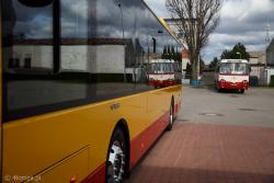Stary odrestaurowany autobus MPK odbija się w nowym elektryku, który przyjechał do Łomży. Niestety ceny prądu mogą ostudzić chęć eksploatacji nowego nabytku.