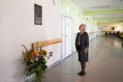 Irena Wenderlich stoi przed świeżo odsłoniętą tablicą upamiętniająca jej męża, Wiesława Wenderlicha (+80) twórcy łomżyńskiej radiologii.