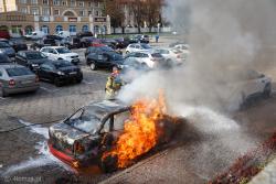 Pożar samochodu na parkingu placu Niepodległości.