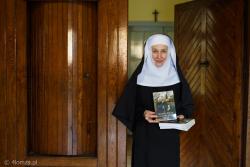Siostra Regina Wieteska OSB prezentuje Słowo Życia na każdy dzień. Myśli z książki, jak uchylone drzwi, pozwalają przejść przez klauzurę.