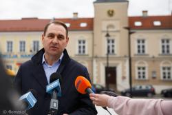 Radny Dariusz Domasiewicz pytaniami o obniżki cen ciepła w Łomży tak zdenerwował prezesa miejskiej spółki, że "dla poprawy wizerunku"  kilka dni później zapowiedział wydanie pół miliona złotych na kampanię banerową.