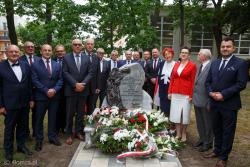 Obelisk pamięci 50 łomżyńskich gimnazjalistów zamordowanych przez Moskali