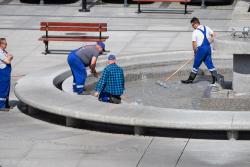 Ekipa MPWiKu czyści fontannę na Starym Rynku.