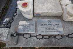 Rodzina Jerzego i Janiny Anny Sawicckich dołożyła tabliczkę o spoczynku żony przy zmarłym bohaterze.