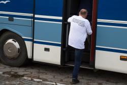 Uczestnik Marszu Miliona Serc w Warszawie wsiada do autobusu.