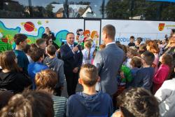 Powitanie kolorowego autobusu do przewozu dzieci w gminie Łomża.