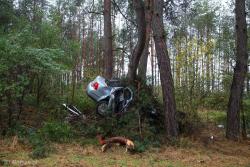 Wypadek śmiertelny na drodze wojewódzkiej 677 pod Łomżą. Silnik leżał 50-60 metrów dalej.