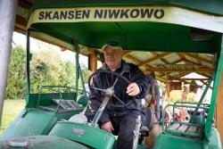 Julian Mielnicki z żoną stworzył prywatny skansen maszyn rolniczych w Niwkowie.