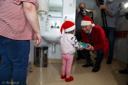 Wicemarszałek Marek Olbryś w mikołajki rozdawał prezenty dzieciom z oddziału dziecięcego łomżyńskiego szpitala.