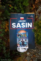 Plakaty wyborcze kandydata Jacka Sasina przez wiele tygodni po wyborach zaśmiecały miasto.