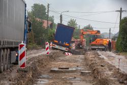 Nazad zniknęło, a ruch ciężarówek nie. Jedna z nich jadąc remontowanym odcinkiem drogi zsunęła się do wykopu.