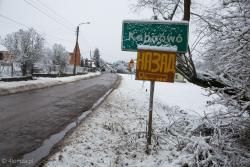 Prawdopodobnie ktoś z Kalinowa dodał własnoręcznie zrobiony znak z napisem po rosyjsku "Nazad" (z powrotem) i sylwetką ciężarówki. Celem byli rosyjskojęzyczni kierowcy TIR-ów, którzy prowadzeni nawigacją dostrzegali znak ograniczający przejazd przez nowy most. Ratowali się więc jadąc prosto ...
W dobie wojny w Ukrainie napis nabiera innego znaczenia.