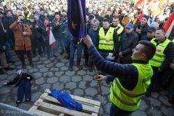 Rolnicy palą flagę Unii Europejskiej na proteście w Marianowie.