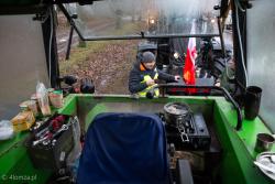 Protest protestem, ale jeść trzeba. Przygotowany i zaradny rolnik gotuje sobie obiad w kabinie ciągnikowej. Gorącą kawą przyjął także kolegę z protestu.