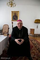 Biskup niezłomny, świadek historii. Bp. Tadeusz Zawistowski obchodził jubileusz 40 lat sakry biskupiej n/z bp Tadeusz w swoim mieszkaniu.