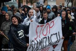 „Polska cała tylko biała” i „nie kababy, a schabowe nasze dobro narodowe”, „tak dla repatrianta, nie dla imigranta” - to niektóre z haseł wykrzykiwanych przez uczestników niedzielnego marszu przeciw imigrantom w Łomży. W marszu zorganizowanym przez Obóz Narodowo Radykalny przeszło około 150 osób. 