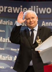 Prezes Prawa i Sprawiedliwości Jarosław Kaczyński w Łomży otrzymał "Oskara-Józefa" za scenariusz i reżyserię po wygranych wyborach uzupełniających do Senatu przez PIS.