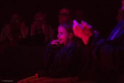 Zasłuchana dziewczynka podczas koncertu Łukasza Lipskiego.